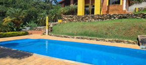 Casa amarela em Mairiporã com piscina aquecida